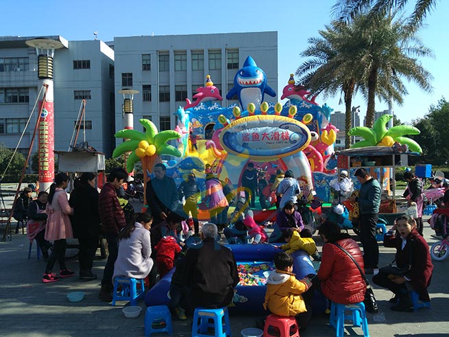浙江省临海市崇和门广场鲨鱼滑梯