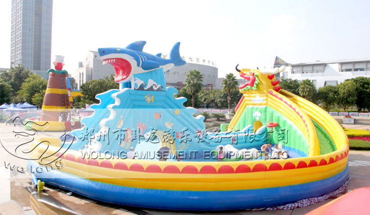 龙鲨嬉水